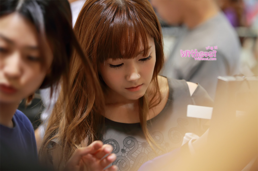 [PIC][15-06-2012]Jessica ghé thăm cửa hàng "COMING STEP" tại Gangnam vào trưa nay - Page 2 112B844C4FDB3CD227F168