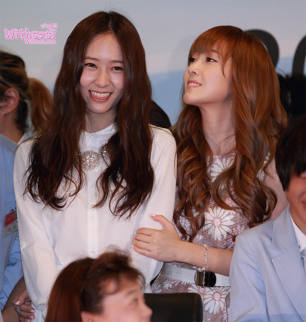 [PIC][17-08-2012]Jessica và Krystal tại Lễ nhậm chức Đại sứ cho "2012 London Paralympic" vào trưa nay 11774637502E35781652C1