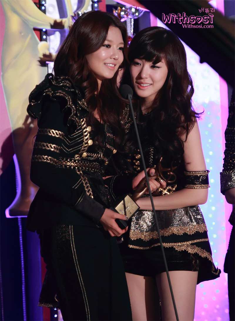 [FANTAKEN][19-1-2012] SNSD tại lễ trao giải The 21th Seoul Music Awards! 131F59404F1CD32129DA04