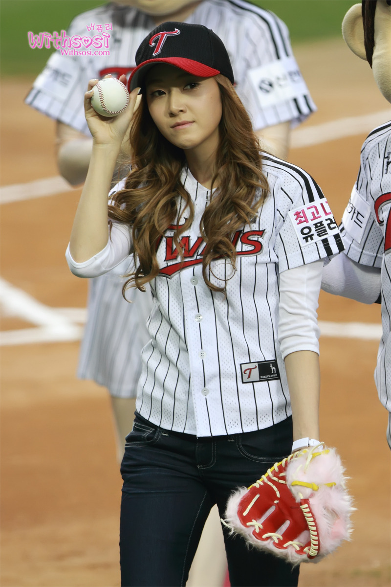 [PIC][11-05-2012]Jessica ném bóng mở màn cho trận đấu bóng chày giữa LG & Samsung chiều nay - Page 4 156005464FAF993531F6C4