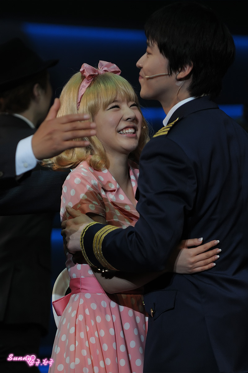 [OTHER][12-06-2012]Selca mới nhất của Sunny và Park Kwang Hyun tại hậu trường "Catch Me If You Can"  - Page 12 166562424FAE8DE009ADB1