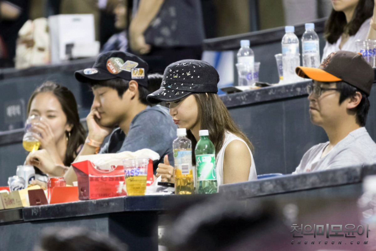 [PIC][15-06-2012]YoonA đến xem trận đấu bóng chày giữa Doosan Bears & Samsung Lions vào chiều nay - Page 3 1970BB424FE68F923435D6