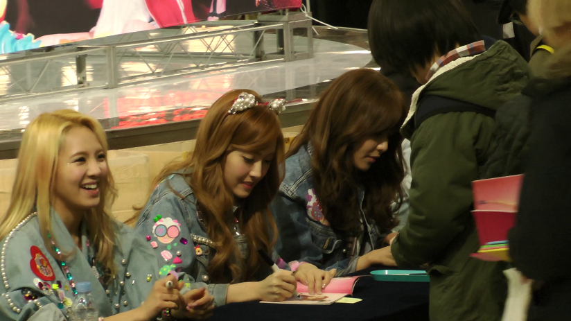 [PIC][26-01-2013]SNSD xuất hiện tại buổi ký tên cho fan hâm mộ vào tối nay 2144E84C5103E8DF1484CC