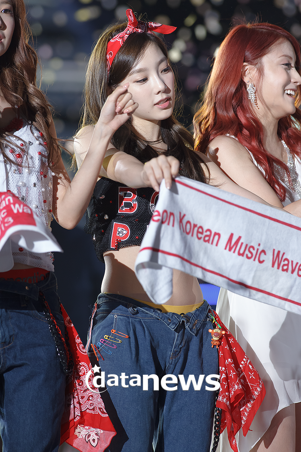 [PIC][01-09-2013]Hình ảnh mới nhất từ "Incheon Korean Music Wave 2013" của SNSD và MC YulTi vào tối nay - Page 2 214D324C52238E2A1857A3