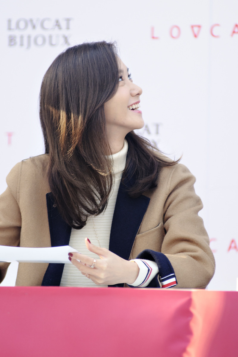 [PIC][24-10-2015]YoonA tham dự buổi fansign cho thương hiệu "LOVCAT" vào chiều nay - Page 4 21675D4A562CB98C29079B
