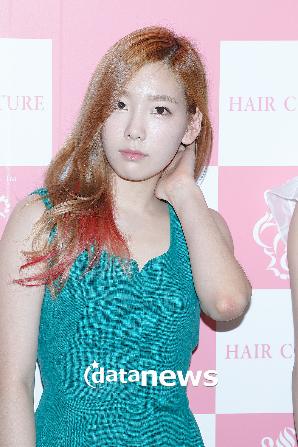 [PIC][26-07-2013]Tiffany - TaeYoen - SeoHyun và HyoYeon xuất hiện tại buổi fansign cho "Hair Couture" vào chiều nay 2175E63D51F66FD70C85FE