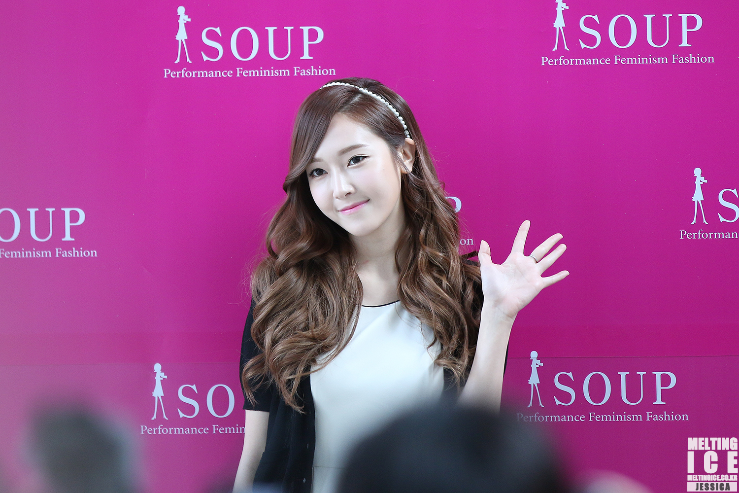 [PIC][04-04-2014]Jessica tham dự buổi fansign cho thương hiệu "SOUP" vào trưa nay - Page 3 220B1142539560B107AB1A