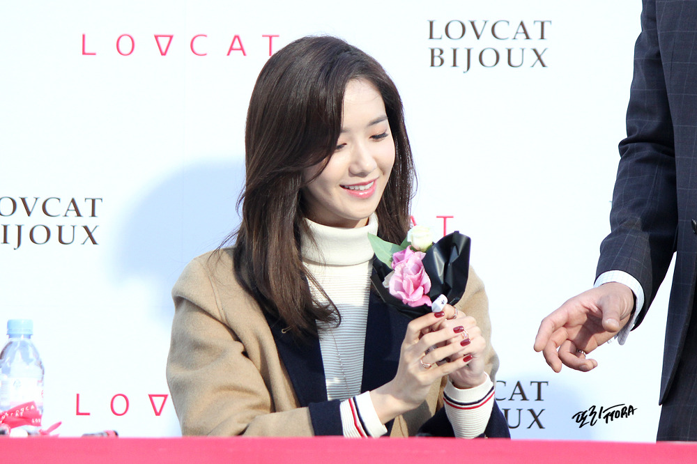 [PIC][24-10-2015]YoonA tham dự buổi fansign cho thương hiệu "LOVCAT" vào chiều nay - Page 6 222E9A4E565AF02B1009AB