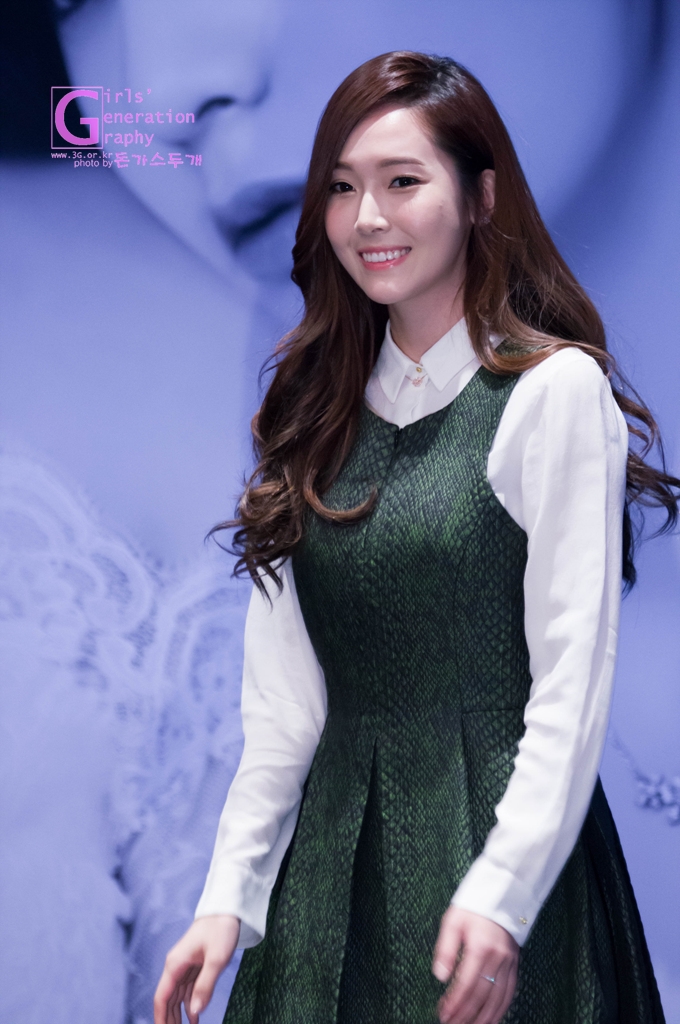 [PIC][01-12-2013]Jessica xuất hiện tại buổi fansign thứ 2 cho thương hiệu "STONEHENgE" vào trưa nay - Page 2 2238EA4D529C60AF228C19