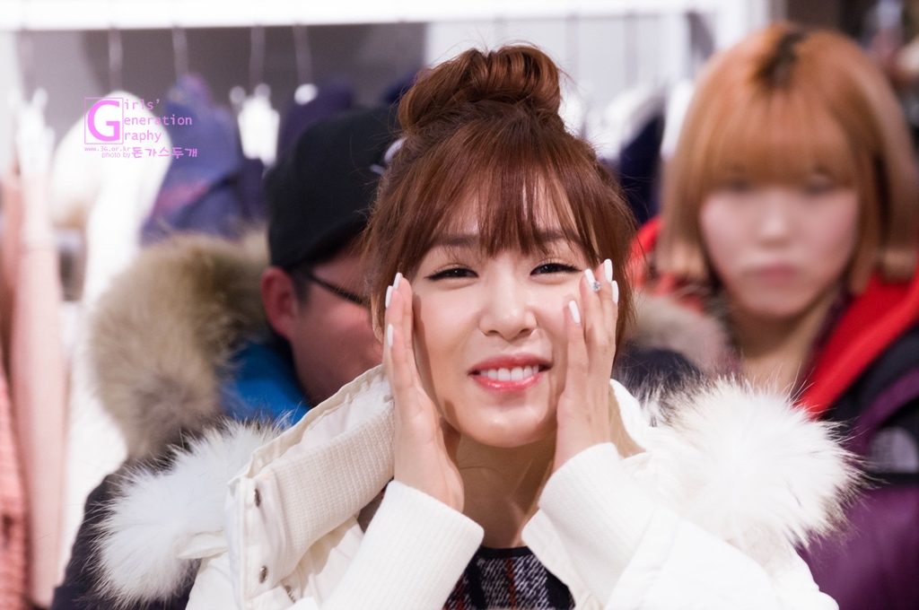 [PIC][28-11-2013]Tiffany ghé thăm cửa hàng "QUA" ở Hyundai Department Store vào trưa nay - Page 2 22625F45529756810ED900