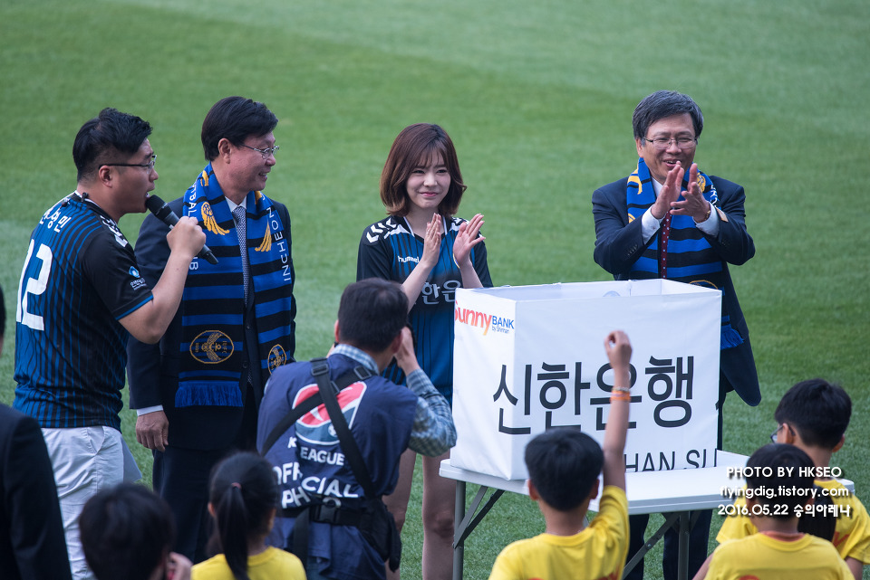 [PIC][22-05-2016]Sunny tham dự sự kiện "Shinhan Bank Vietnam & Korea Festival"  tại SVĐ Incheon Football Stadium vào hôm nay 231FEB3A5741B31808276B