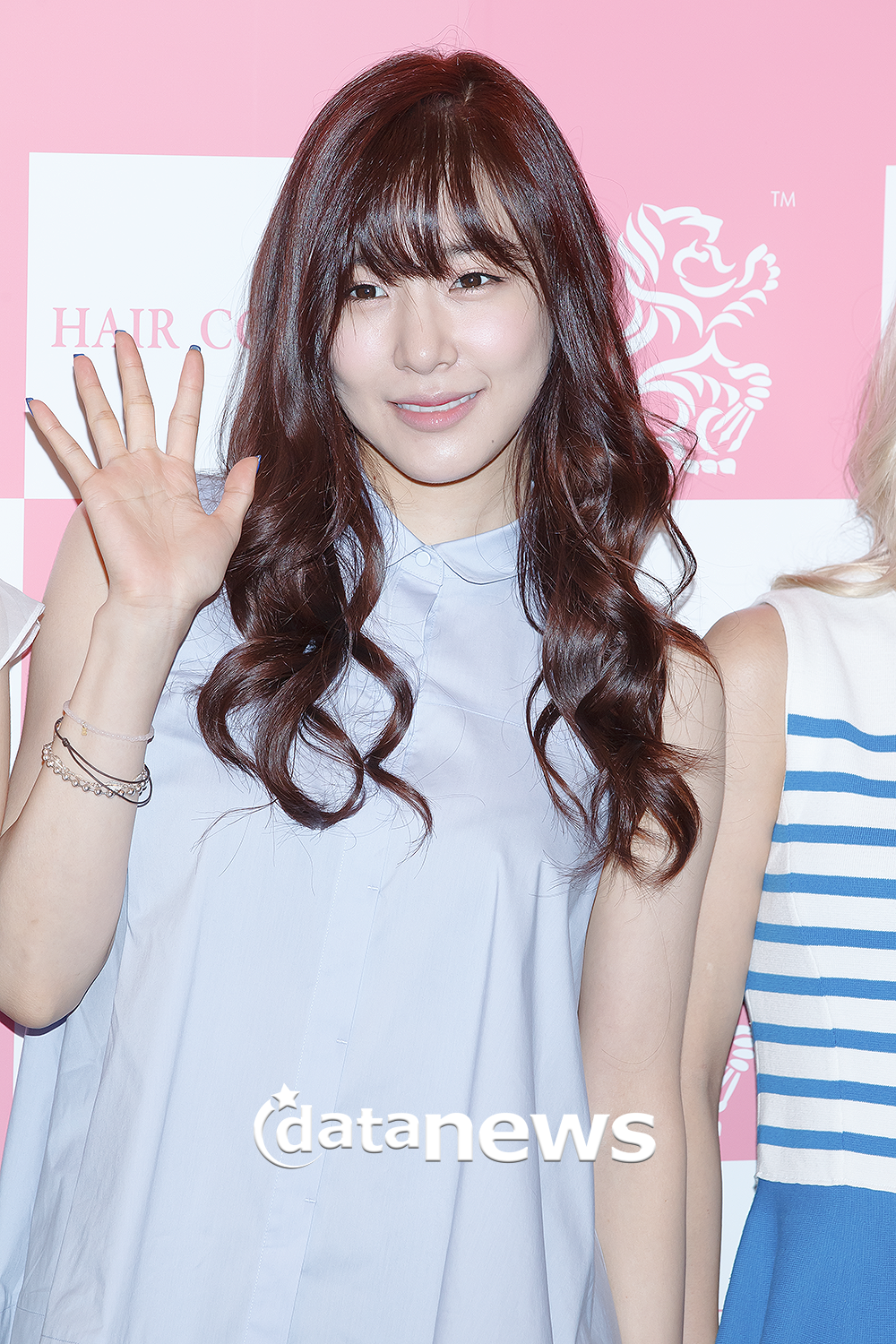 [PIC][26-07-2013]Tiffany - TaeYoen - SeoHyun và HyoYeon xuất hiện tại buổi fansign cho "Hair Couture" vào chiều nay 2329B03D51F66FDF200B75