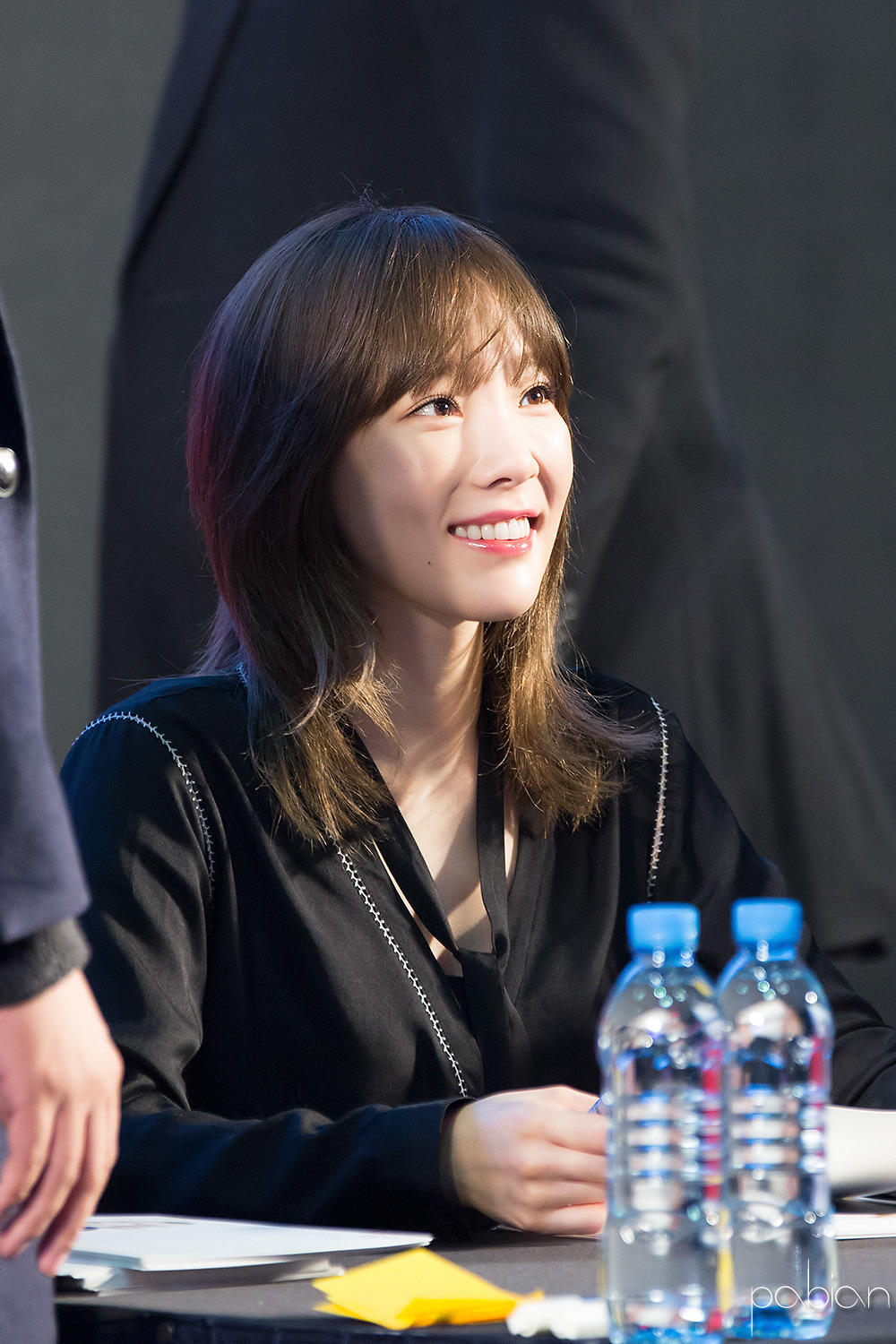 [PIC][18-11-2016]TaeYeon khởi hành đi Busan để tham dự buổi Fansign cho thương hiệu "Sword & Magic" vào hôm nay - Page 3 23374E4C582ED5FF181F80