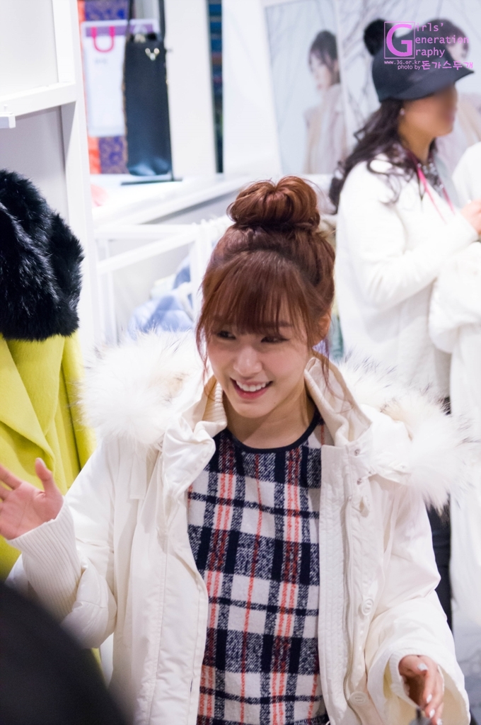 [PIC][28-11-2013]Tiffany ghé thăm cửa hàng "QUA" ở Hyundai Department Store vào trưa nay - Page 2 23767345529756220477AC