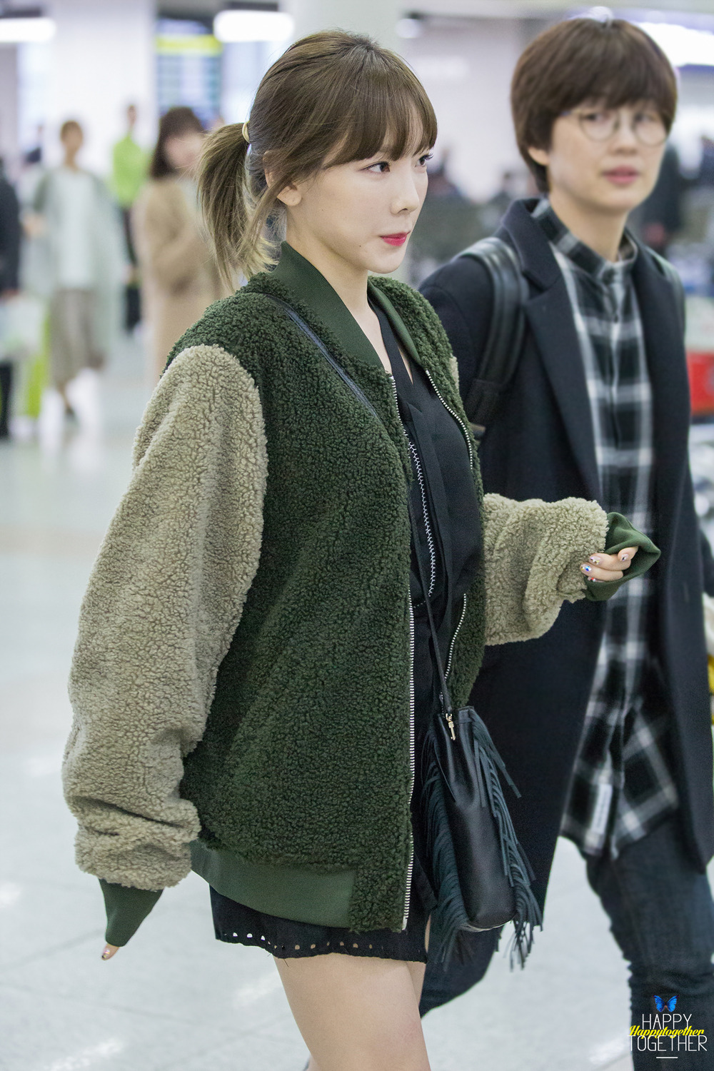 [PIC][18-11-2016]TaeYeon khởi hành đi Busan để tham dự buổi Fansign cho thương hiệu "Sword & Magic" vào hôm nay - Page 4 237F883D582FE8552CDA0F