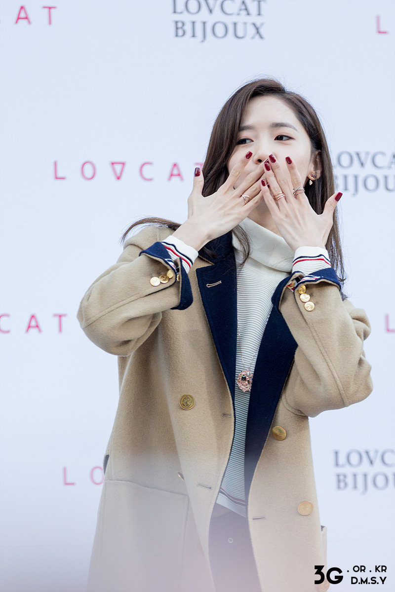 [PIC][24-10-2015]YoonA tham dự buổi fansign cho thương hiệu "LOVCAT" vào chiều nay - Page 5 24228A3D5638400A266553