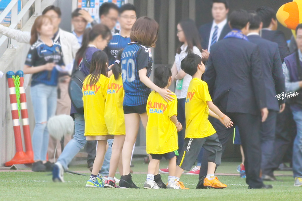 [PIC][22-05-2016]Sunny tham dự sự kiện "Shinhan Bank Vietnam & Korea Festival"  tại SVĐ Incheon Football Stadium vào hôm nay 2452AD36577CEA2D2D94CD