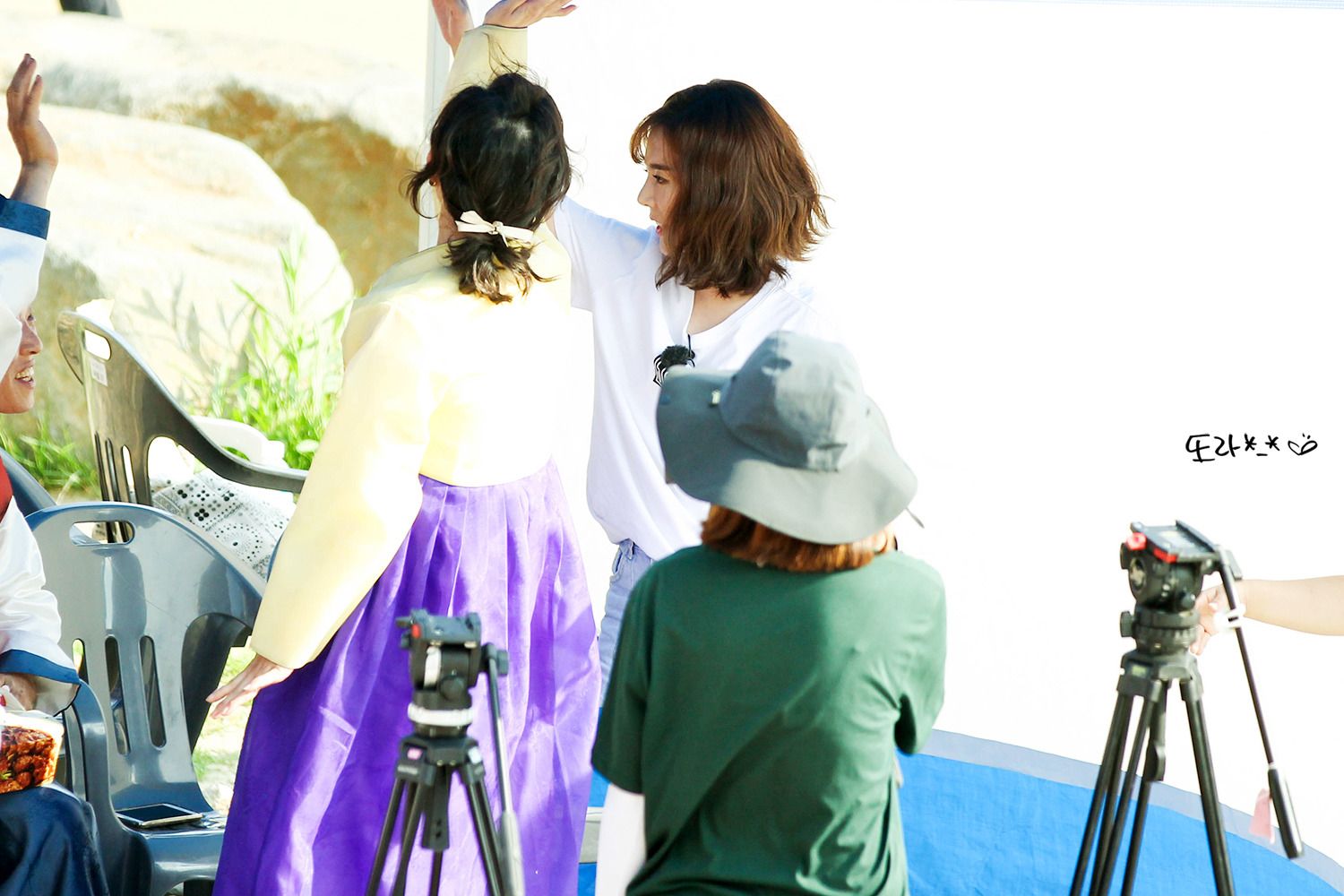 [PIC][16-05-2016]Sunny ghi hình cho chương trình "재래시장 살리자" của kênh JTBC tại Busan vào hôm nay - Page 12 246B84425950EEAD14B89F