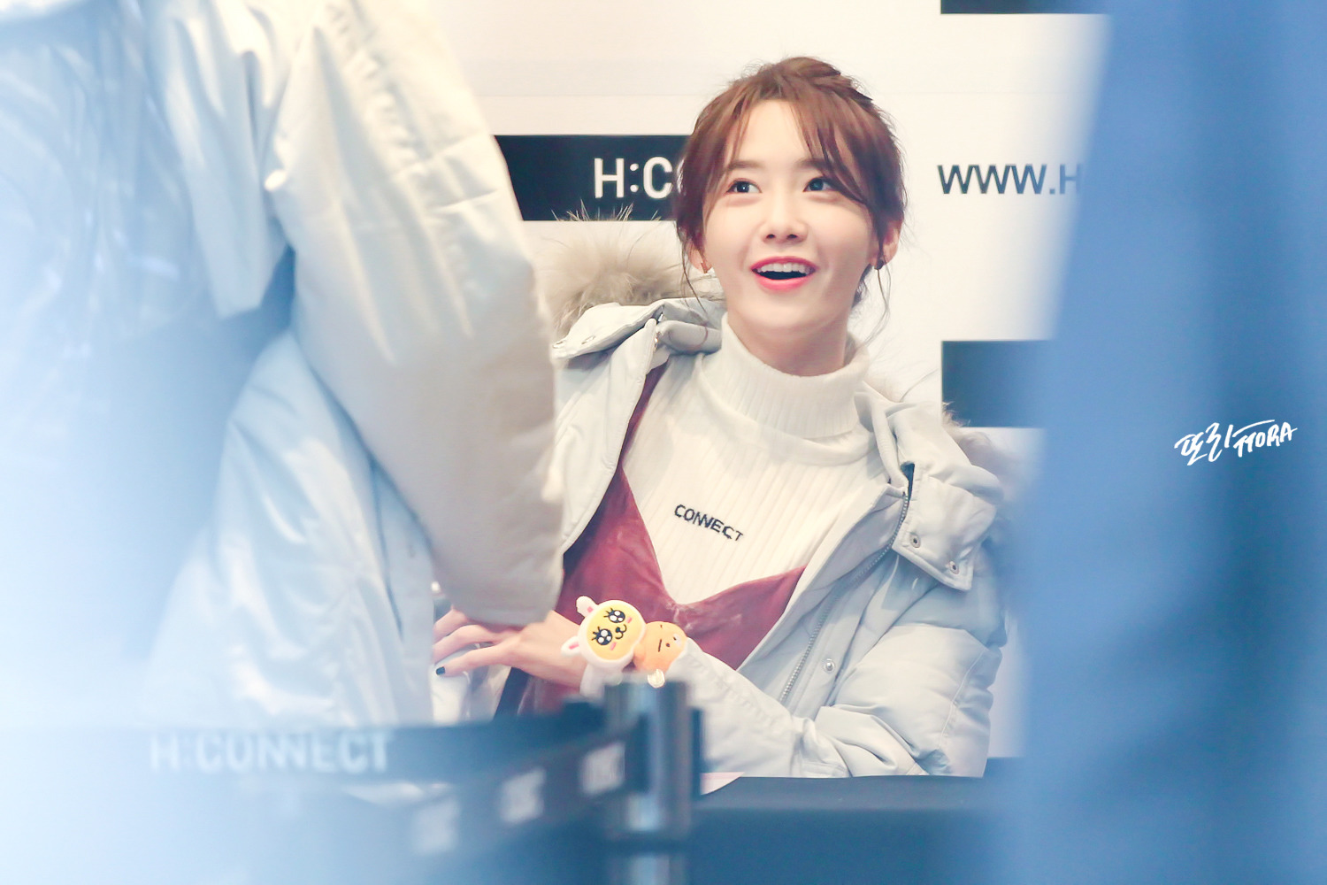 [PIC][02-12-2016]YoonA tham dự sự kiện Fansign "Love & Thanks Festival!" của thương hiệu H:CONNECT tại Gangnam Flagship Store vào chiều nay - Page 4 252A31465908968435E6D0