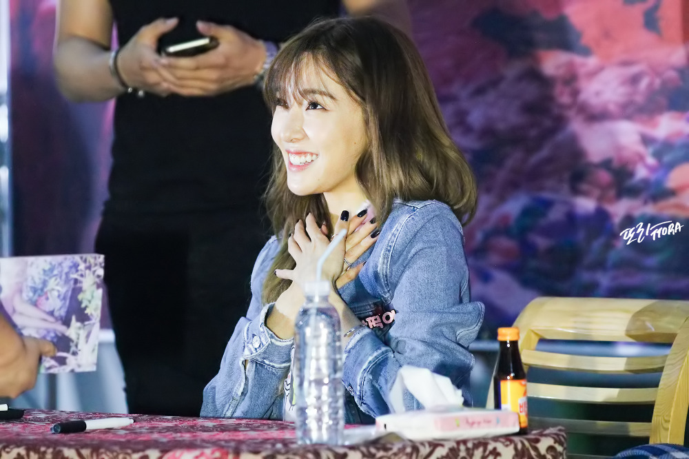 [PIC][06-06-2016]Tiffany tham dự buổi Fansign cho "I Just Wanna Dance" tại Busan vào chiều nay - Page 5 2539EF4257CEB426305C8A