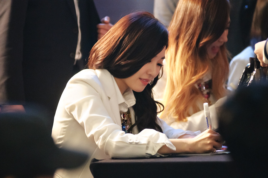 [PIC][14-03-2014]SNSD xuất hiện tại buổi fansign cho "Mr.Mr." vào tối nay  - Page 3 2647203F5324125E2F9754