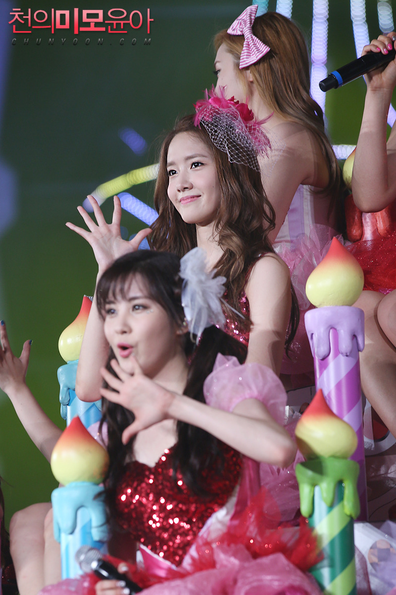 [PIC][08/09-06-2013]Hình ảnh mới nhất từ "2013 Girls' Generation's World Tour – Girls & Peace" tại Seoul, Hàn Quốc trong 2 ngày của SNSD + Selca từ hậu trường Concert của các thành viên và nhiều nghệ sĩ khác - Page 17 2701913B524851BB42D5FF