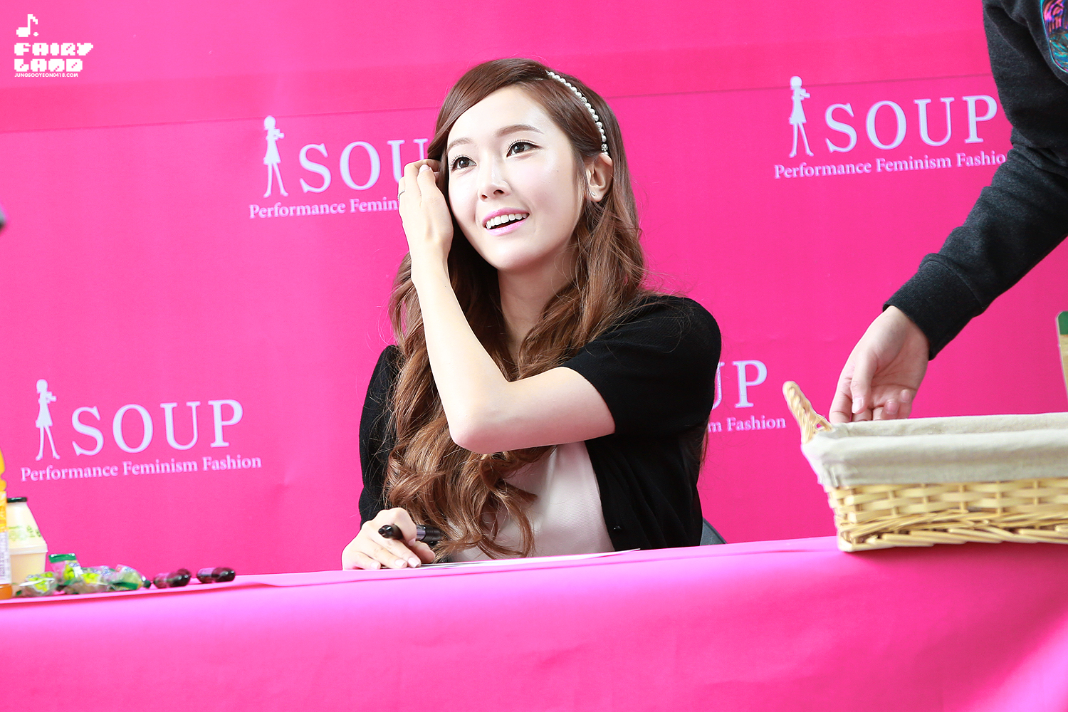 [PIC][04-04-2014]Jessica tham dự buổi fansign cho thương hiệu "SOUP" vào trưa nay - Page 2 2707DA465342B7481E8125