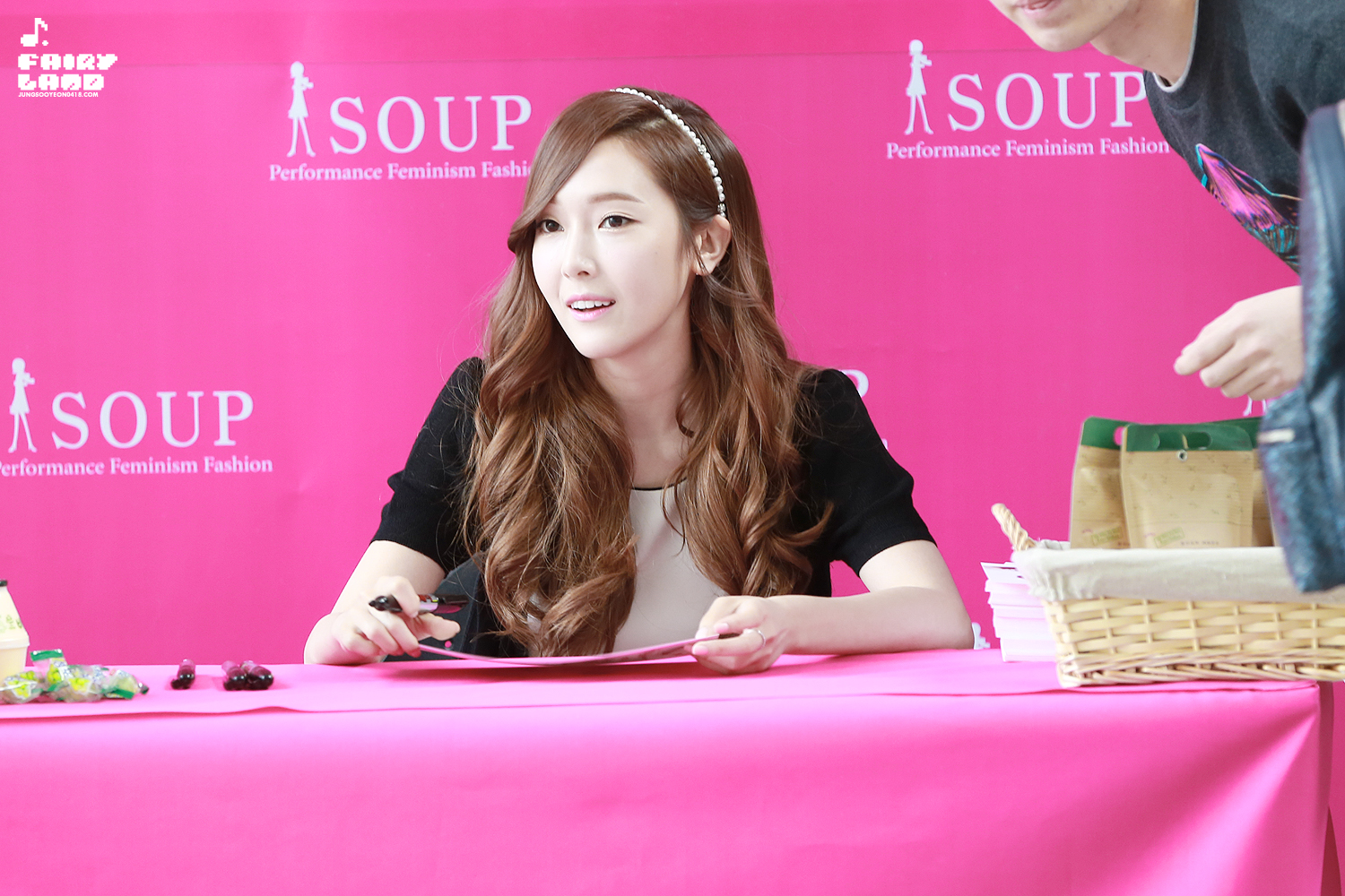 [PIC][04-04-2014]Jessica tham dự buổi fansign cho thương hiệu "SOUP" vào trưa nay - Page 2 272580465342B7340E9739