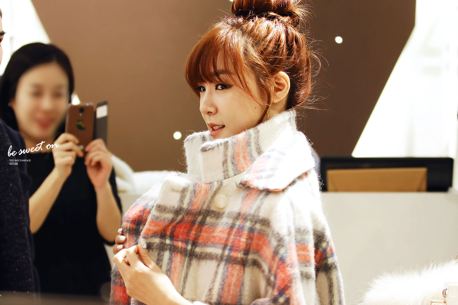 [PIC][28-11-2013]Tiffany ghé thăm cửa hàng "QUA" ở Hyundai Department Store vào trưa nay - Page 3 2310F746529C93CC236807