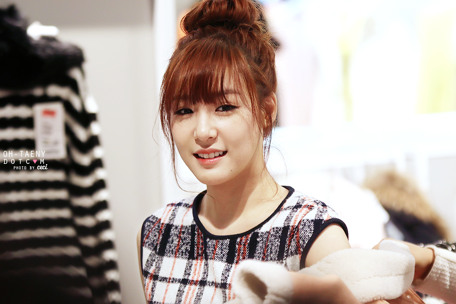 [PIC][28-11-2013]Tiffany ghé thăm cửa hàng "QUA" ở Hyundai Department Store vào trưa nay - Page 3 243A664E529B24390F7CD4