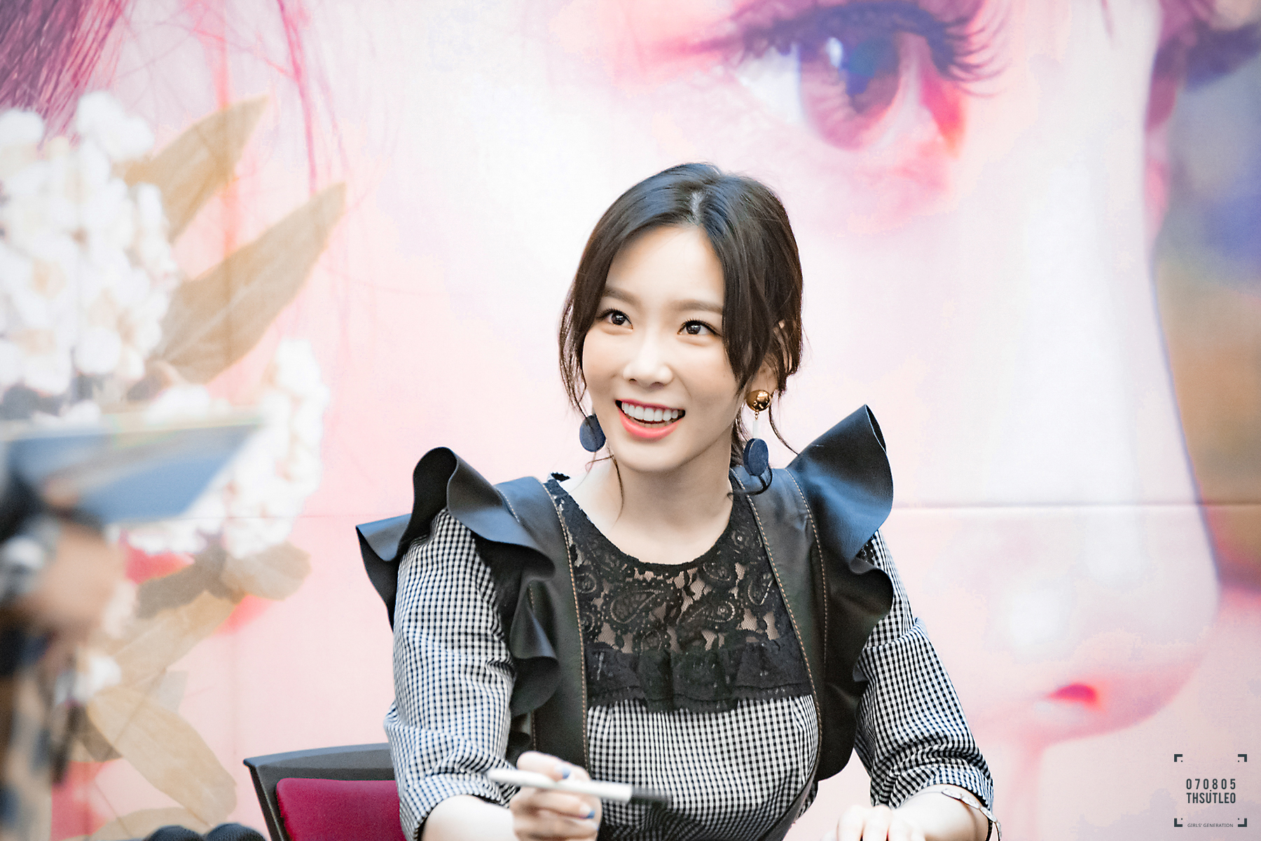 [PIC][16-04-2017]TaeYeon tham dự buổi Fansign cho “MY VOICE DELUXE EDITION” tại AK PLAZA vào chiều nay  - Page 3 2555A93658F4DD4310DFF6