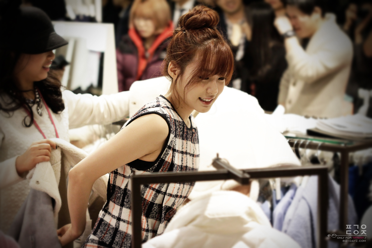 [PIC][28-11-2013]Tiffany ghé thăm cửa hàng "QUA" ở Hyundai Department Store vào trưa nay - Page 2 2571E74B529756BE2DD07A