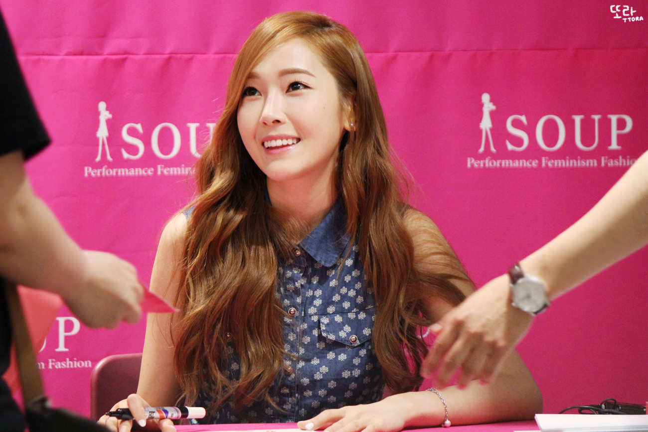 [PIC][14-06-2014]Jessica tham dự buổi fansign lần 2 cho thương hiệu "SOUP" vào trưa nay 2703D34853AA8CA60BE61B