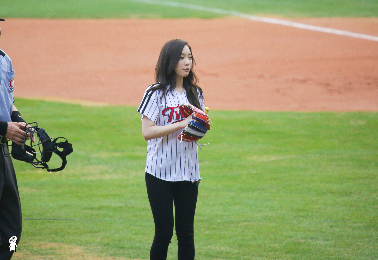 [PIC][27-08-2013]TaeYeon và SeoHyun ném bóng mở màn cho trận đấu bóng chày tại SVĐ Jamsil vào chiều nay - Page 2 2761B141521CBD8B2AEC2C